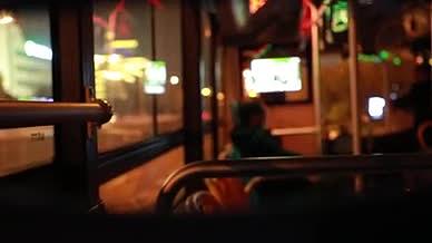 实拍夜晚的公交出租车情绪镜头视频的预览图